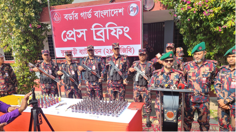 ফুলবাড়ী সীমান্ত থেকে বিদেশি অস্ত্র ও বিপুল পরিমাণ ...