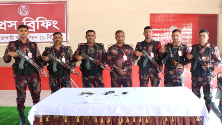 রাজশাহী সীমান্ত অস্ত্রের চালান জব্দ...