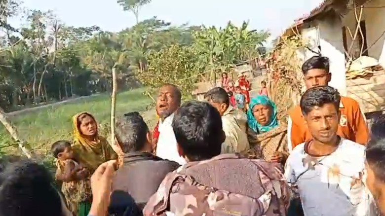 ভোলার মনপুরায় জামায়া‌ত-‌বিএনি‌পির মারামারি আহত ৫...