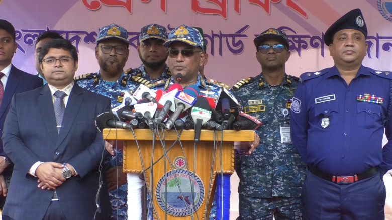 ভোলায় প্রেস ব্রিফিং করেন কোস্টগার্ডের মহাপ‌রিচালক...