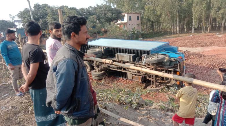 ফুলবাড়ীতে সড়ক দুর্ঘটনায় প্রাণ কোম্পানির কাভার্ডভ্য...