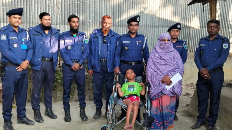 সিরাজগঞ্জ পুলিশ সুপারের মানবিকতায় হুইল চেয়ার ও নগদ...