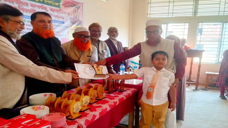 মোহনগঞ্জে জিনিয়াস স্কলারশিপ বৃত্তিপ্রাপ্তদের ক্রেস...