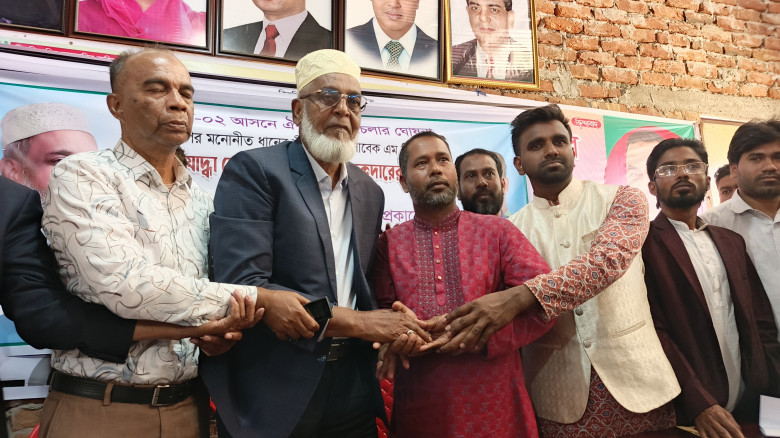 বাউফলে সংবাদ সম্মেলন করে ধানের শীষের পক্ষে ট্রাক প...