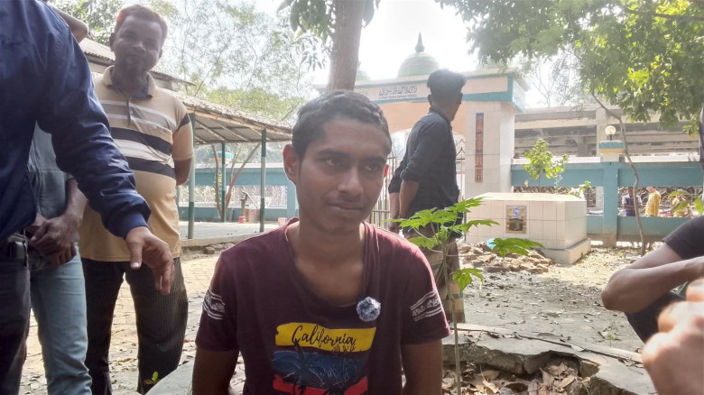 জীবননগরে মসজিদ থেকে মোটর চুরি করে পালানোর সময় যুব...