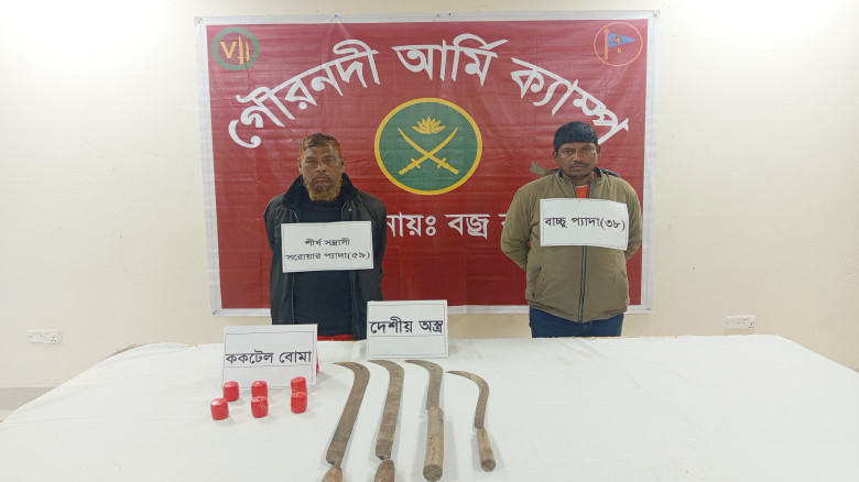 গৌরনদীতে সেনা অভিযানে দুই সন্ত্রাসী অস্ত্রসহ আটক...
