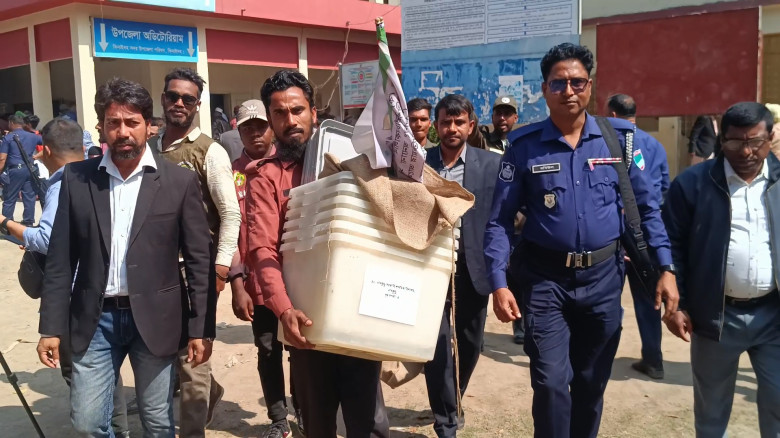 ঝিনাইদহে কেন্দ্রে কেন্দ্রে পাঠানো হলো নির্বাচনী সর...