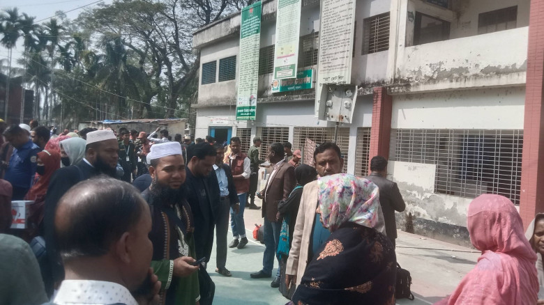 আমতলীর ৬৫ টি কেন্দ্রে ব্যালট বাক্স নেয়া হচ্ছে...