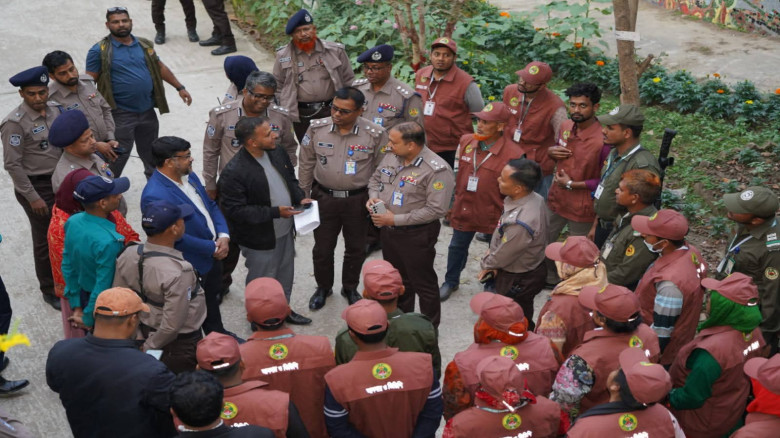 ভোটকেন্দ্রে শেষ মুহূর্তের নিরাপত্তা পরিদর্শনে কেএম...