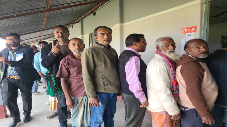 ফুলবাড়ীতে শান্তিপূর্ণ ভোটগ্রহণ চলছে সকাল ১১টার মধ্...