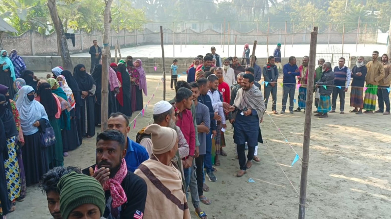 খুলনার ছয়টি আসনে ভোটগ্রহণ চলছে, ভোটারদের দীর্ঘ লাই...