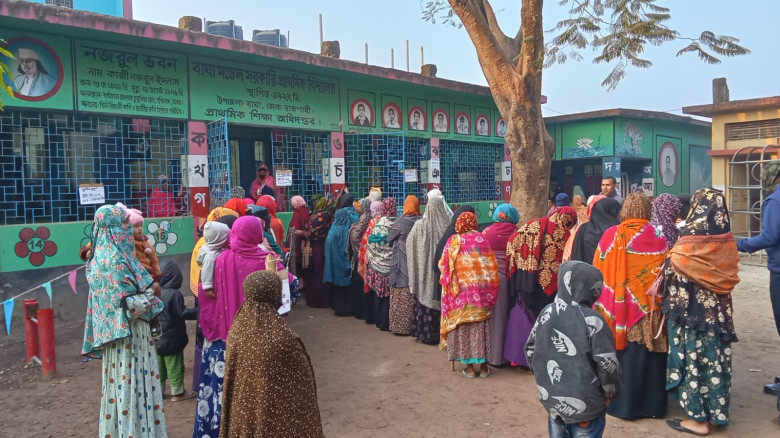 রাজশাহী-৬  ভোট গ্ৰহনের শুরুতেই নারীদের লম্বা লাইন...