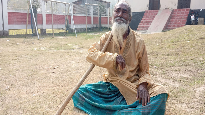 লাঠি আর পরশির কাঁধে ভর করে ভোটকেন্দ্রে পঁচাত্তরোর্...