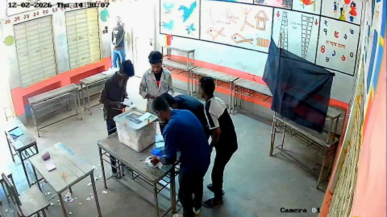 ভালুকায় এক প্রার্থীর পক্ষে কেন্দ্রে দখল করে সিল মা...