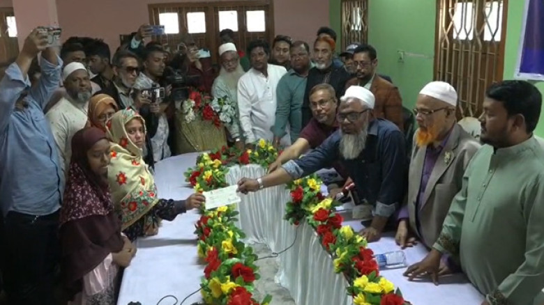 রাজশাহীতে সড়ক পরিবহন গ্রুপের মরণোত্তর চেক প্রদান...