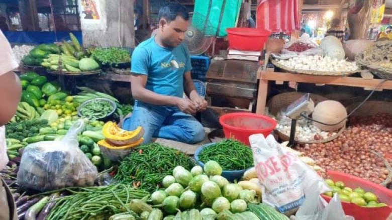 রোজা শুরুর আগেই পেঁয়াজ, কাঁচা মরিচ ও লেবুর দামে ঝা...