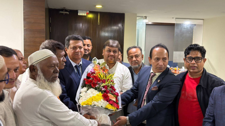 গৃহায়ণ ও গণপূর্তমন্ত্রী জাকারিয়া তাহের সুমনকে ফু...