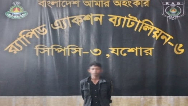 খুলনায় র‌্যাবের অভিযানে পেটের ভেতর লুকানো ৯০০ পিস ...