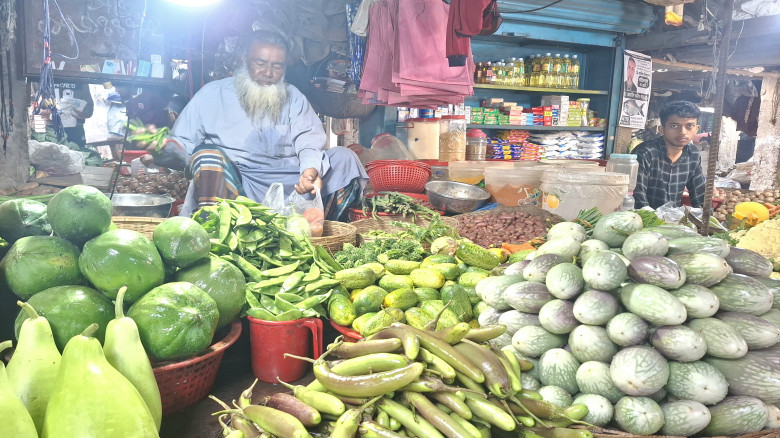রমজানের শুরুতেই নওগাঁয় নিত্যপণ্যের দাম বাড়ায় হিমশি...
