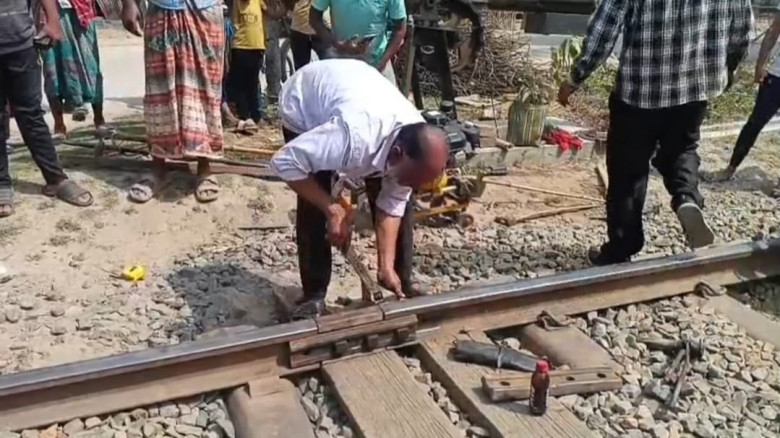 চুয়াডাঙ্গার ঝুঁকিপূর্ণ অবস্থায় চলছে ট্রেন...