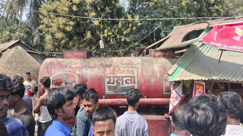 নোয়াখালীতে তেলবাহী লরি দোকানে, নিহত ১, আহত ৩...