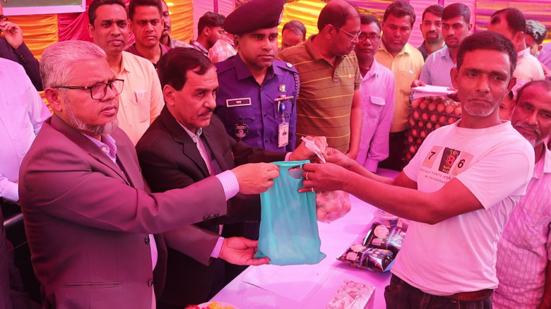 নওগাঁয় প্রাণিসম্পদের উদ্যোগে সুলভ মুল্যে দুধ ও ডিম...
