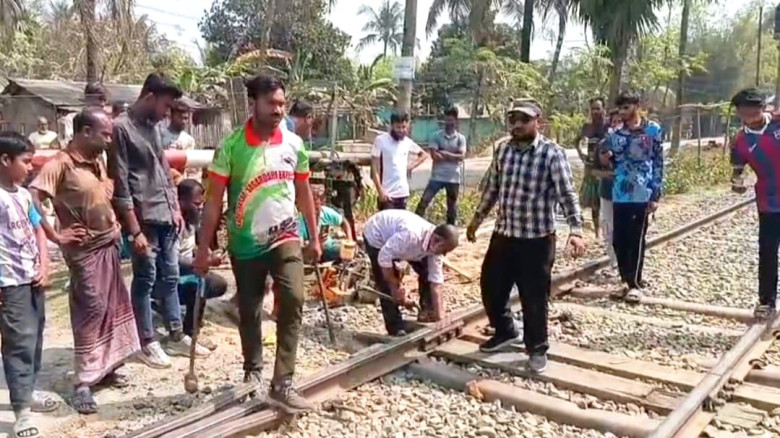 চুয়াডাঙ্গার জীবননগরে রেললাইনের লোহার পাত ভেঙে ৪ ঘণ...