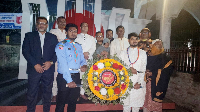 ভেড়ামারায় একুশের প্রথম প্রহরে শহীদ মিনারে ফুল দিয়ে...