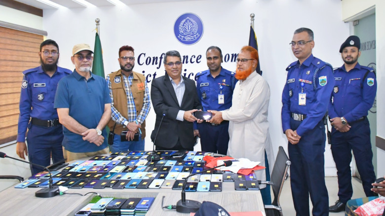 নওগাঁয় হারানো ১২৬টি মোবাইল ফোন উদ্ধার করে ফেরত দিল...