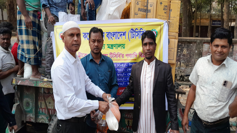বকশীগঞ্জে ভ্রাম্যমাণ ট্রাকে টিসিবি পণ্য বিক্রয়...
