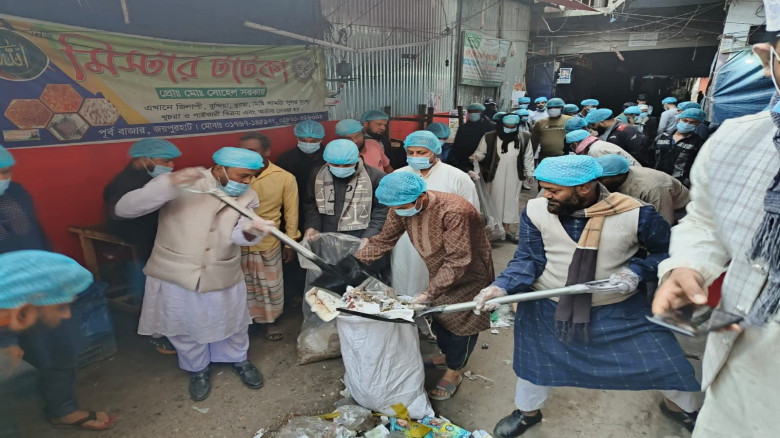 জয়পুরহাটে রাস্তা পরিষ্কারে সাংসদ ফজলুর রহমান সাঈদ...