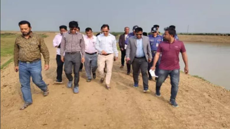ধর্মপাশায় হাওরে ফসলরক্ষা বাঁধ পদির্শনে এমপি কামরুল...