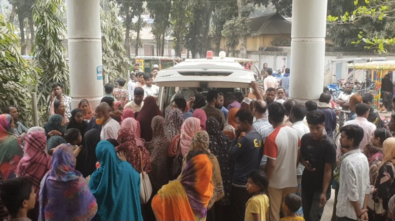 জামালপুরের মাদারগঞ্জে সিএনজি-মাহিন্দ্র ট্রাক্টরের ...