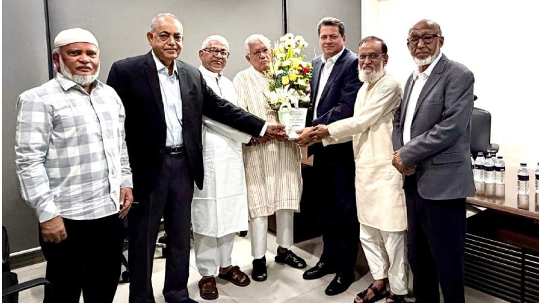 গৃহায়ন ও গণপূর্ত মন্ত্রীকে বরুড়া ফাউন্ডেশনের ফুল...