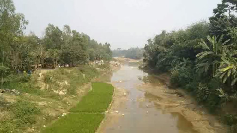 ঝিনাইগাতী মহারশি নদীর নাব্যতা হারিয়ে আবর্জনায় স্তু...