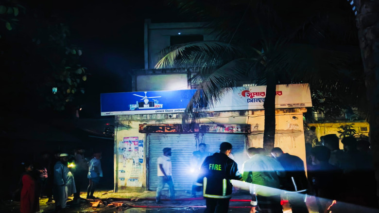 দাউদকান্দিতে ব্যবসাপ্রতিষ্ঠানে আগুন, ক্ষয়ক্ষতি প্...