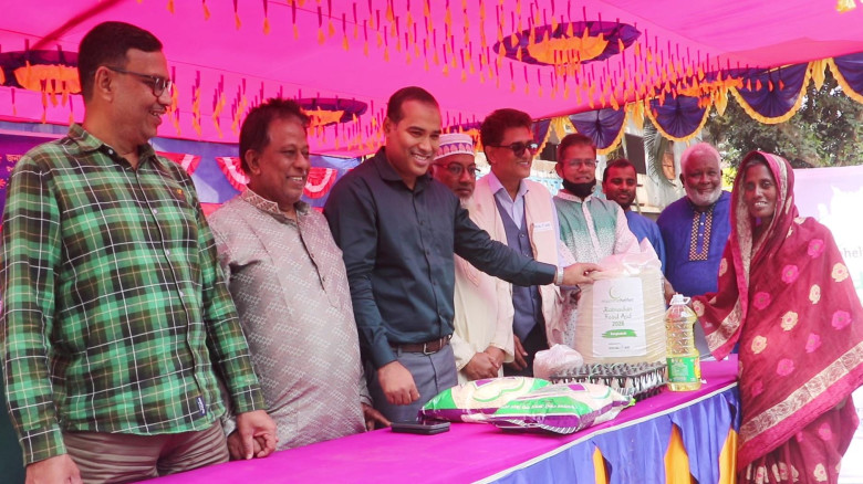 নওগাঁয় সুবিধাবঞ্চিত ৪১৫ পরিবারের মাঝে খাদ্যসামগ্রী...