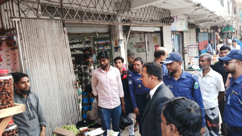 জয়পুরহাটে ফুটপাত দখলমুক্ত করতে প্রশাসনের অভিযান, জ...
