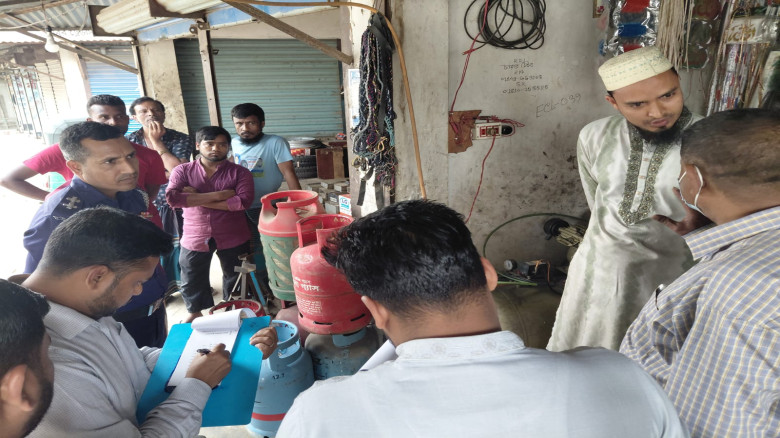 তারাকান্দায় এলপিজি সিলিন্ডারের অধিক মূল্যে বিক্রয় ...