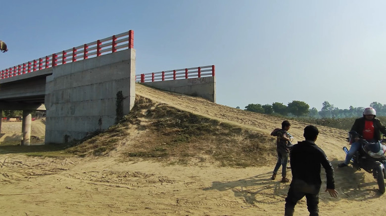 গাংনীতে সেতু নির্মাণ ৫ বছরেও হয়নি সংযোগ সড়ক...