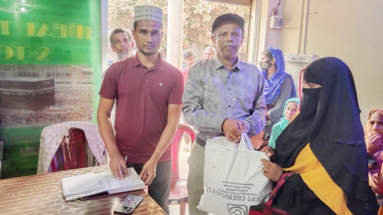 কালিয়ায় উৎসর্গ-এর উদ্যোগে ইফতার সামগ্রী বিতরণ...