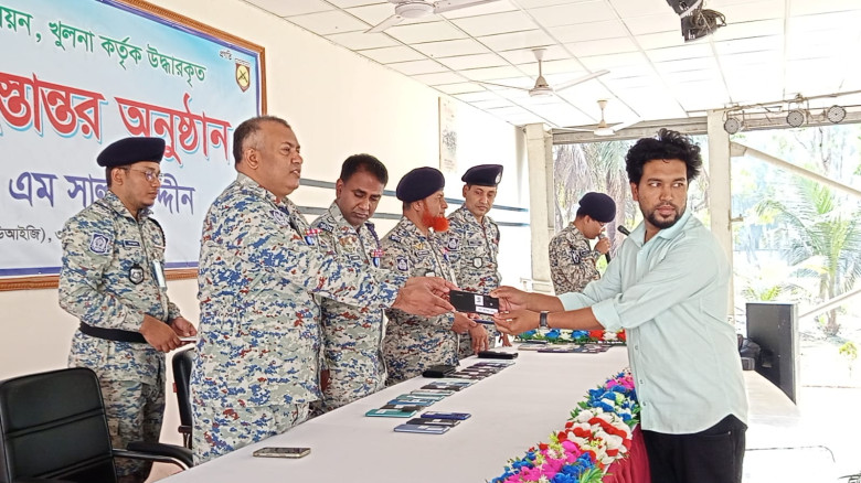 ৭৬টি মোবাইল ও প্রতারণার টাকা উদ্ধার, মালিকদের মাঝে...
