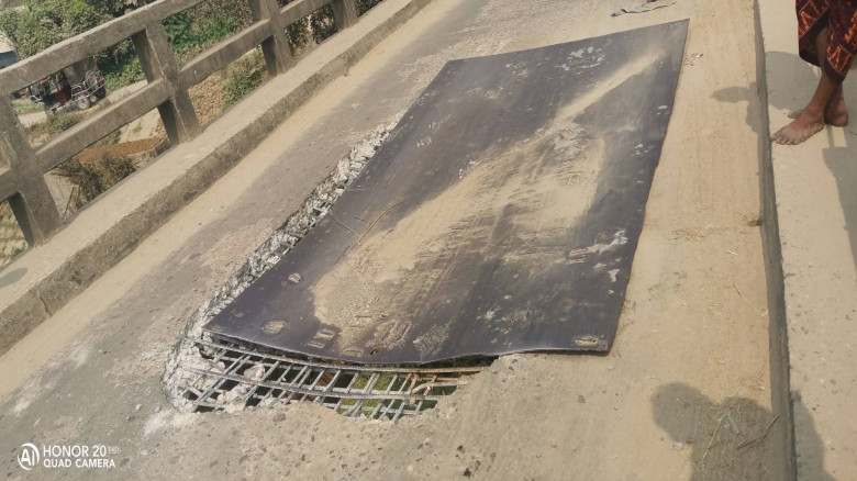 বিজয়নগরে যানবাহন চলাচলের আতঙ্কিত সেতু...