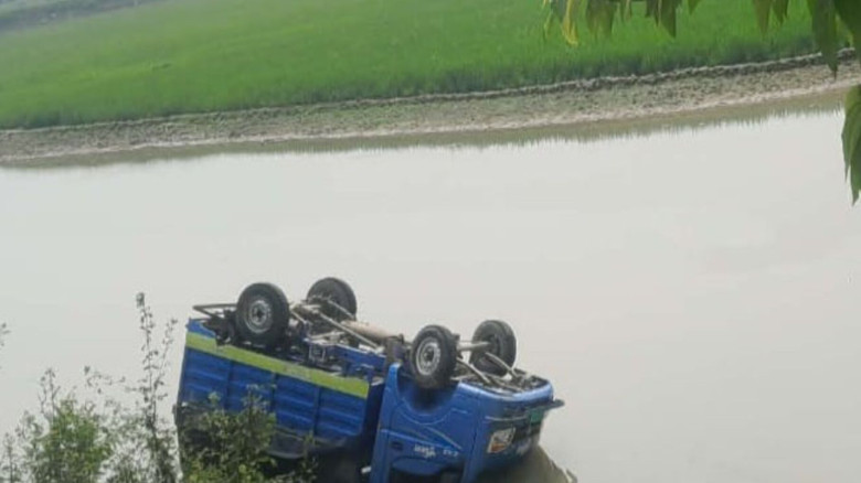 বানিয়াচংয়ে আসামীবাহী পুলিশের গাড়ী  খালে,আহত ৬ জন...