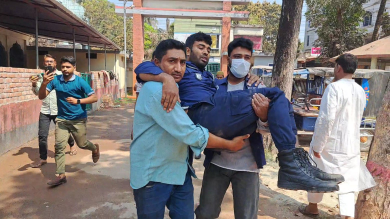 কালীগঞ্জে বিএনপির দু’গ্রুপে সংঘর্ষ, ৩ পুলিশসহ ৫ জন...