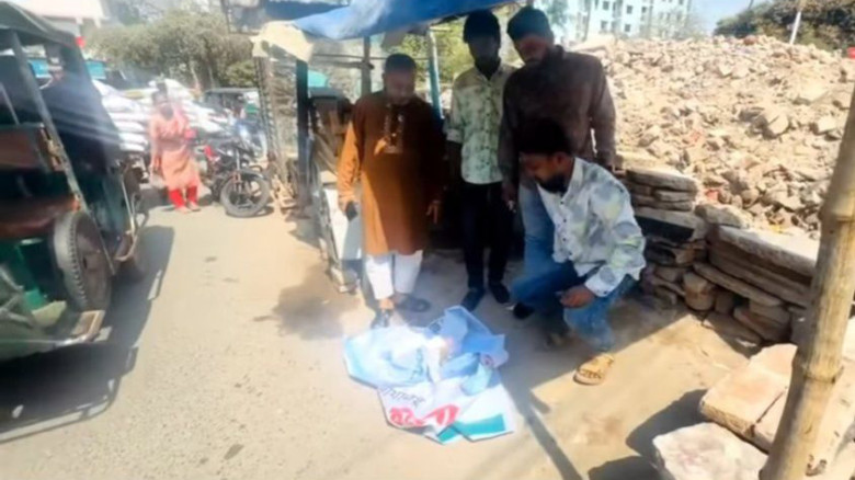 রাজশাহীতে আওয়ামী লীগের টানানো ব্যানার পুড়িয়ে দিল ব...