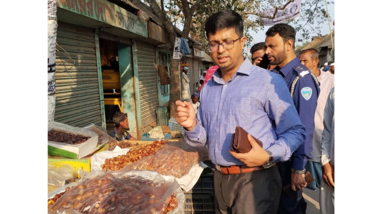কসবায় বাজার মনিটরিং: অতিরিক্ত দামে বিক্রি ও অস্বাস...