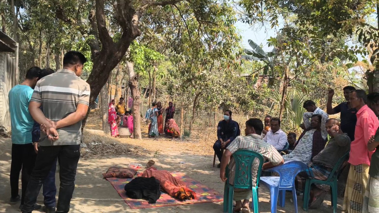 নওগাঁয় গৃহবধূকে পিটিয়ে হত্যা, স্বামী আটক...