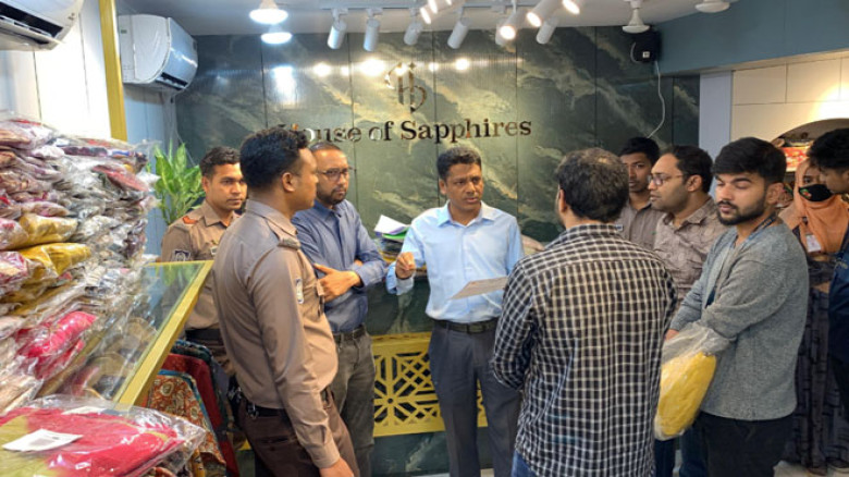 রাজশাহীতে উদ্বোধনের একদিন পর পোশাকের শোরুমের অভিযা...