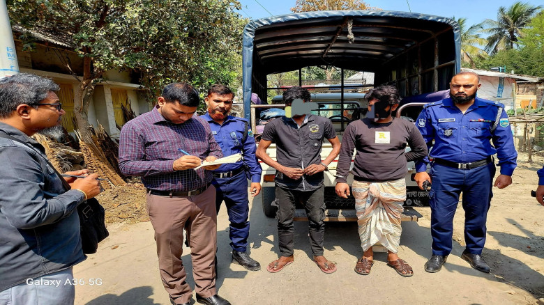 পুঠিয়ায় মাদকের বিরুদ্ধে অভিযান, দুই মাদকসেবীর কা...